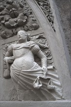 Skulptur der Justitia an einem Eingangsportal von 1587