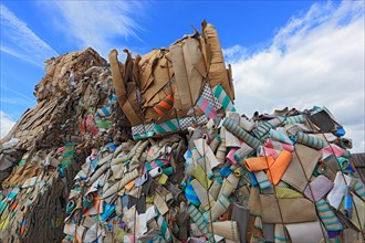 Altpapier fuer das Recycling in einem Recyclingbetrieb