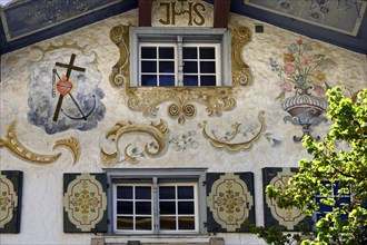 Facade with lift painting