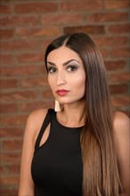 Huebsche junge Frau mit elegantem Make-Up
