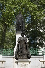 Memorial statues of Queen Elizabeth the Queen Mother and King George VI in culottes