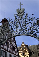 View through the wrought-iron gate of Engers Castle onto the town hall and the Schloss Schenke