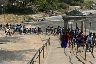 School classes on the way to the Gomateshwara statue