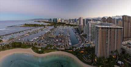 Morning atmosphere at the Ala Wai boat harbour with a view over Waikiki to Honolulu