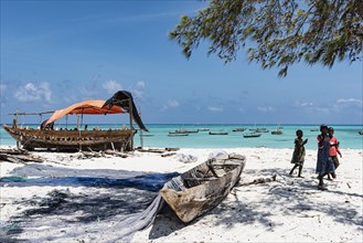 Werft fuer Fischerboote am Strand von Nungwi