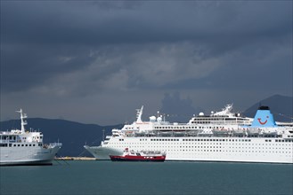 Cruise ships and ferry