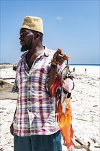 Fischer am Strand von Matemwe mit Fang