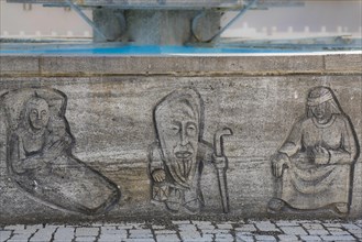 Legendary figures at the market fountain