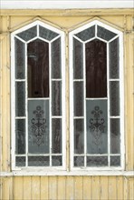 Zwei alte kunstvoll geschliffene und verzierte Holzfenster