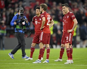 Kameramann filmt Enttaeuschung bei Thomas Mueller FC Bayern Muenchen FCB