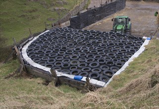Silage tongs covered with car tyres