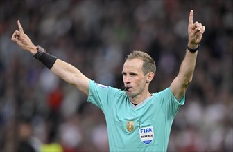 Referee Referee Sascha Stegemann Gesture