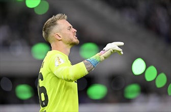 Goalkeeper Mark Flekken SC Freiburg SCF gesture gesture