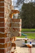 Nahaufnahme einer alten Ziegelsteinmauer im Schlosspark von Putbus
