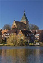 Altstadtansicht mit Sankt Nicolaikirche und Schulsee