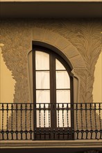 Kunstvoll mit Pflanzen verziertes Fenster im Stil des el Modernisme del sud