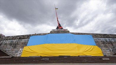 Ueberdimensionale ukrainische Flagge