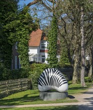Zebra Skulptur vor einem Grundstueck am Timmendorfer Strand