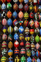 Decorative chain with Easter eggs at the Hofgartenplatz in Sonnenberg