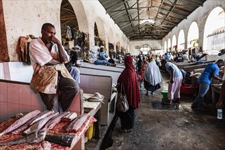 Kaeufer und Haendler auf dem Fischmarkt im Darajani-Markt