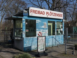 Eingang zum Freibad Ploetzensee in Charlottenburg