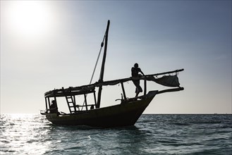 Silhuette von Fischerboot und Fischer