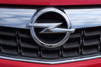 Autozeichen der Firma Opel
