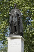 Memorial statue of King George VI in Garter Robe