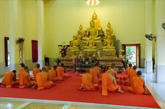 Buddhistische Moenche beten bei Gebet in Tempel