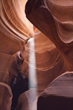 Light beam in Upper Antelope Canyon was formed by erosion of Navajo Sandstone