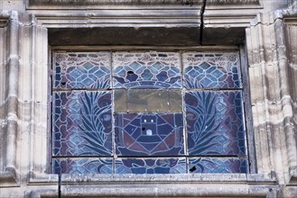Kunstvoll gemachtes Fenster mit buntem Glas in der Kathedrale von Tortosa