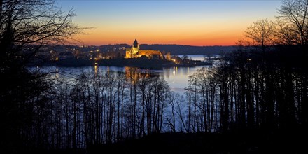 Stimmungsvolle Aussicht auf Ratzeburg mit dem Domsee und dem beleuchteten Dom am Abend