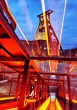 Die beleuchtete Gangway mit dem Foerdergeruest der Zeche Zollverein Schacht XII