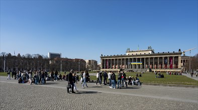 Tourists at the Lustgarten and the New Museum