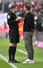 Schiedsrichter Referee Patrick Ittrich im Gespraech mit Trainer Coach Markus Weinzierl FC Augsburg FCA
