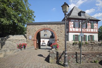 Archway with vicarage in Geisenheim