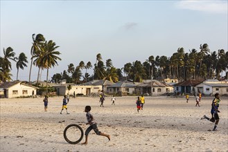 Kinder spielen Fussball auf Dorfplatz in Paje