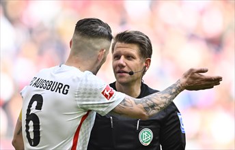 Schiedsrichter Referee Patrick Ittrich im Gespraech mit Jeffrey Gouweleeuw FC Augsburg FCA