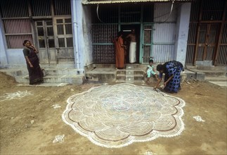 Brahmin women making kolam at Srivaikuntam