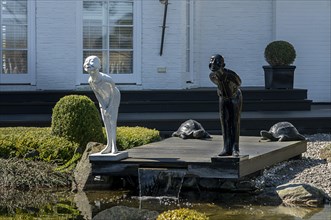 Skulpturen in einem Gartengrundstueck am Timmendorfer Strand