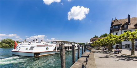 Ausflugsdampfer bei Anlegestelle am Seerhein