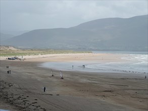 The sandy beach at Inch Beach on Dingle Bay is a popular destination. Ardroe