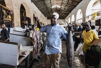 Kaeufer und Haendler auf dem Fischmarkt im Darajani-Markt