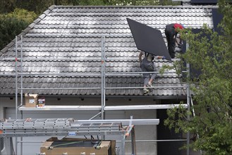 Installation of photovoltaic panels on a garage roof