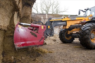 Shear grapple at the front of a silage pit