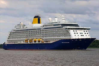 Cruise ship Spirit of Discovery leaves the port of Hamburg on the Elbe