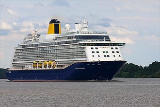 Cruise ship Spirit of Discovery leaves the port of Hamburg on the Elbe