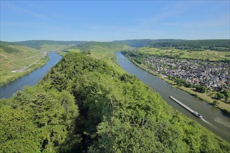 View from the Prinzenkopfturm lookout tower of the Moselle valley with Puenderich