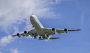 Landing approach aircraft jumbo jet Lufthansa Boeing 747-830