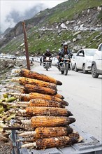 Grilled corn and traffic jam on the road to Rohtang Pass